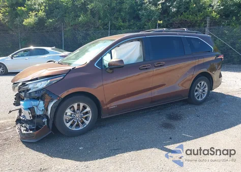 2021 Toyota Sienna Le z USA, uszkodzony, nr VIN 5TDKRKEC0MS062918